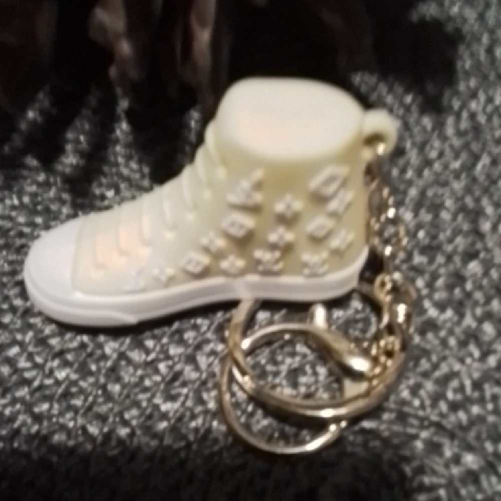 Chic Cream Sneaker Keychain - Picture 6 of 6